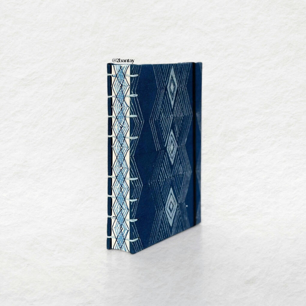 Sổ độc bản / Giá: 765.000 VNĐ / 200 trang giấy drawing 130gsm, xé tay hoàn toàn để tạo viền ba cạnh / Kích thước: 18x13cm / Bìa bọc vải vẽ sáp ong & nhuộm chàm thủ công / Kiểu khâu: Ethiopian & pattern