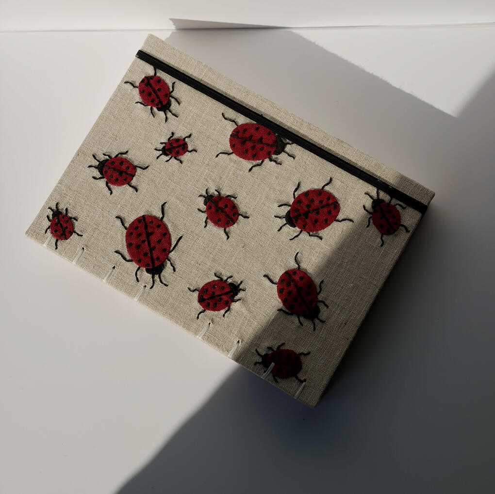 220 trang giấy drawing 130gsm, xé tay hoàn toàn để tạo viền ba cạnh / Kích thước: 18x13cm / bìa đắp vải thủ công