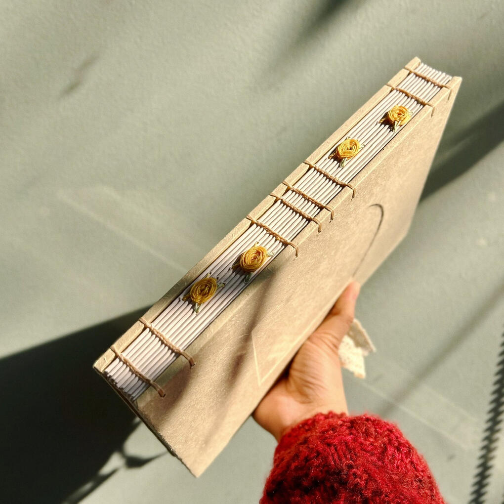 Lần đầu biết khâu hoa hồng ở gáy sổ :3